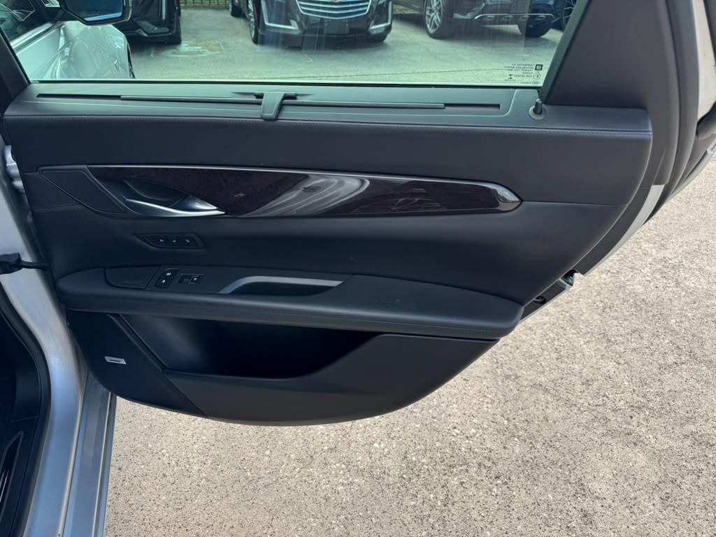 Cadillac CT6 Vehicle Full-screen Gallery Image 17