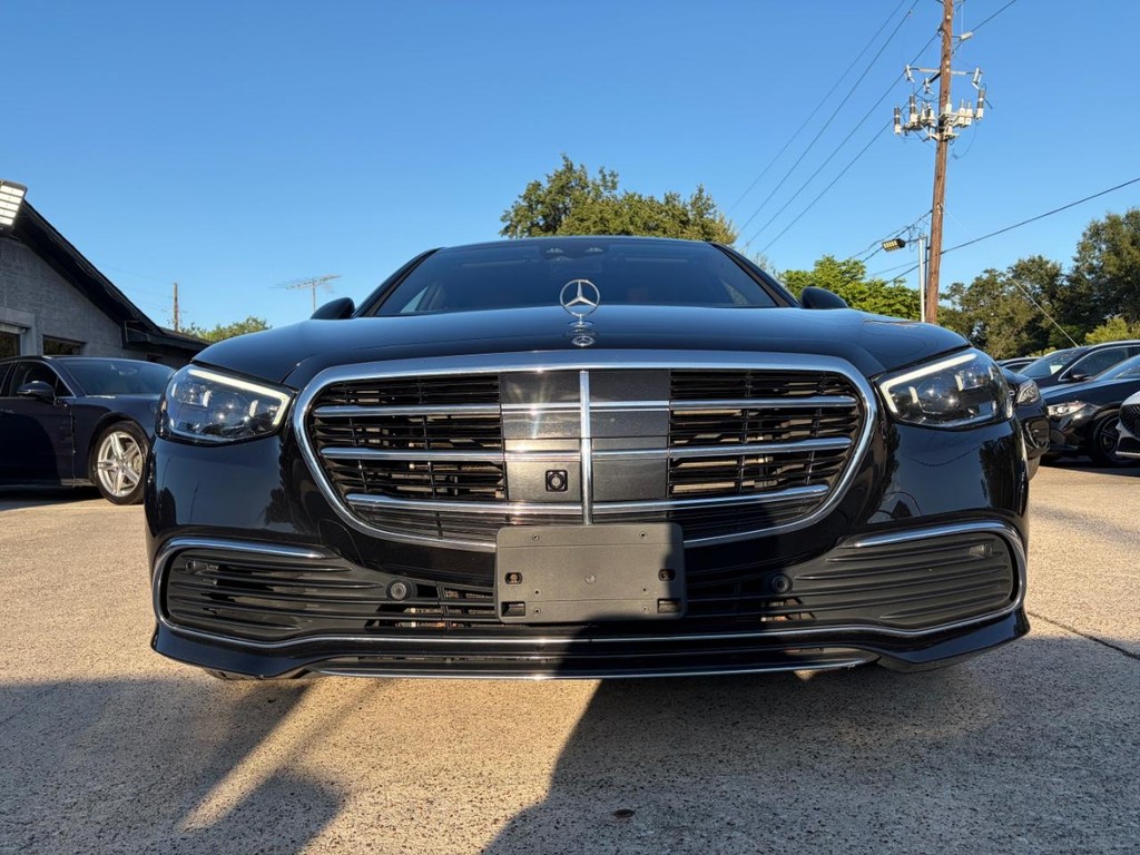 Mercedes-Benz S-Class Vehicle Full-screen Gallery Image 02