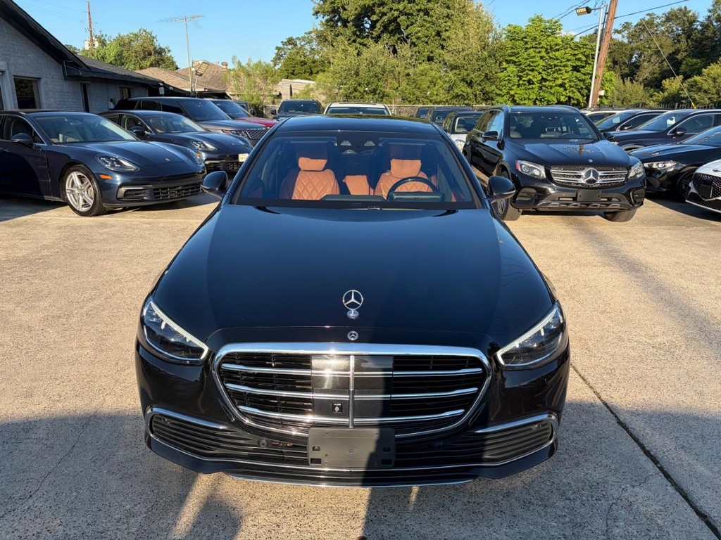 Mercedes-Benz S-Class Vehicle Full-screen Gallery Image 03