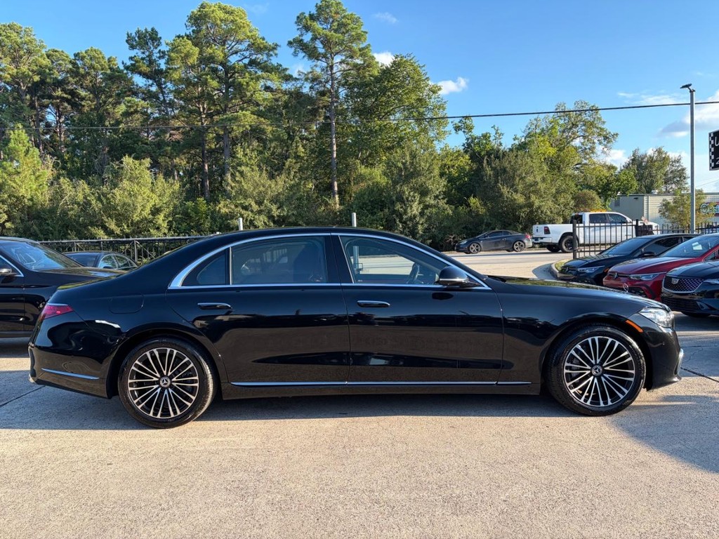 Mercedes-Benz S-Class Vehicle Full-screen Gallery Image 05