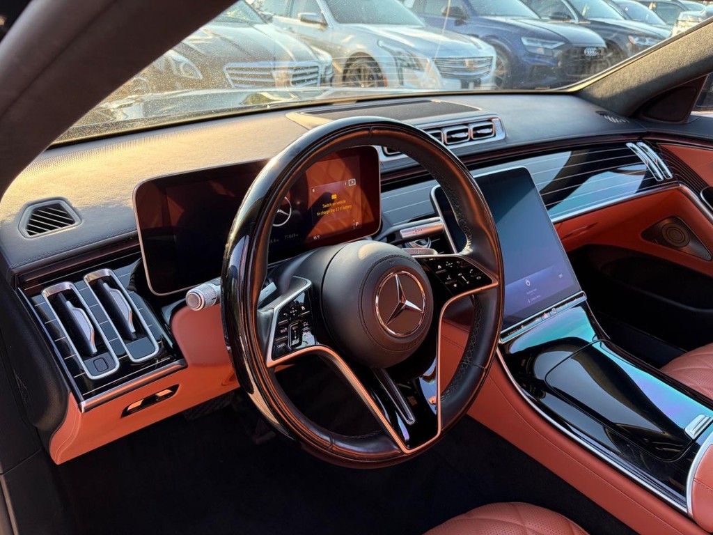 Mercedes-Benz S-Class Vehicle Full-screen Gallery Image 10