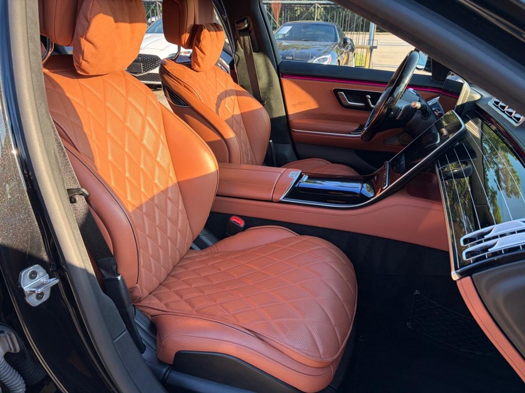 Mercedes-Benz S-Class Vehicle Full-screen Gallery Image 14