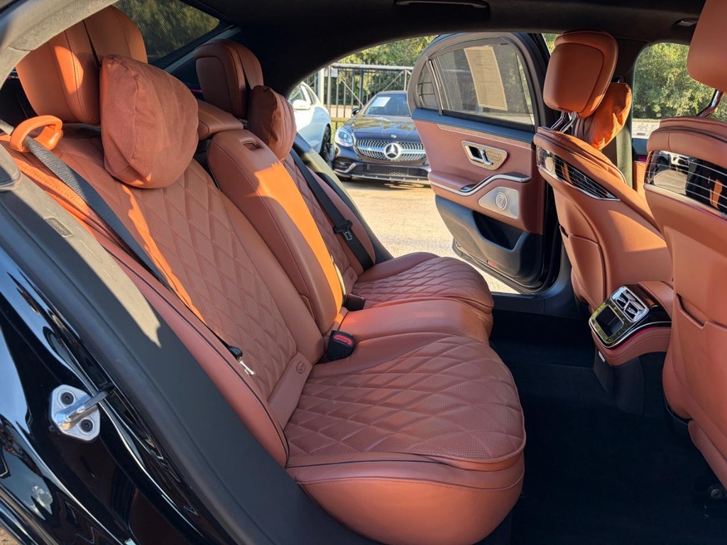 Mercedes-Benz S-Class Vehicle Full-screen Gallery Image 16