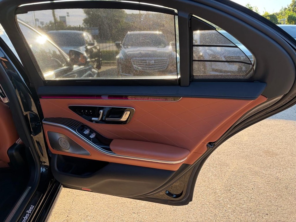Mercedes-Benz S-Class Vehicle Full-screen Gallery Image 17