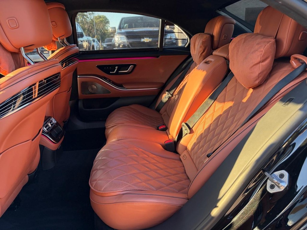 Mercedes-Benz S-Class Vehicle Full-screen Gallery Image 18