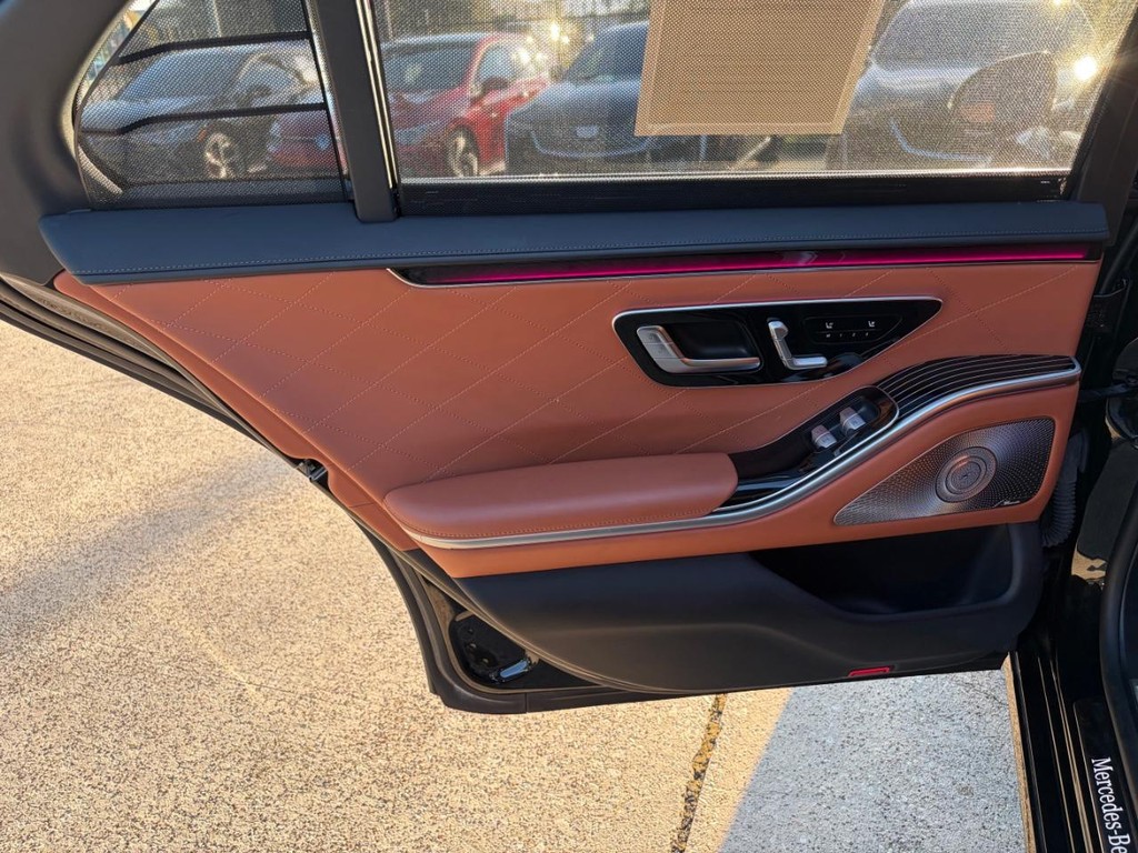 Mercedes-Benz S-Class Vehicle Full-screen Gallery Image 19