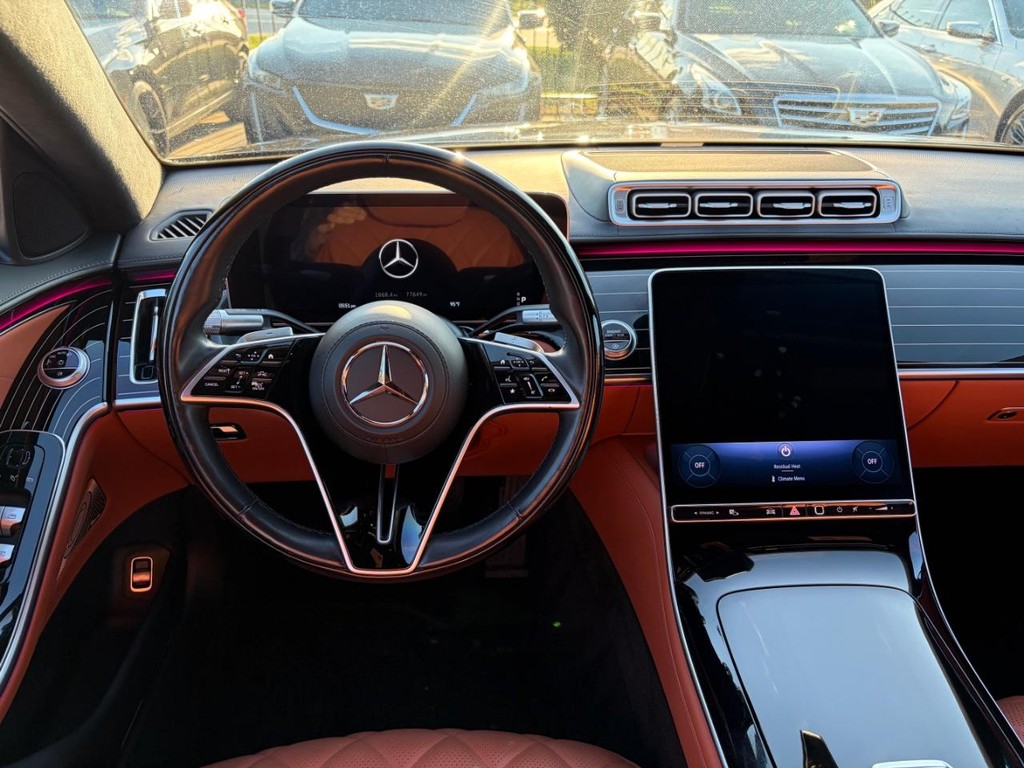 Mercedes-Benz S-Class Vehicle Full-screen Gallery Image 20