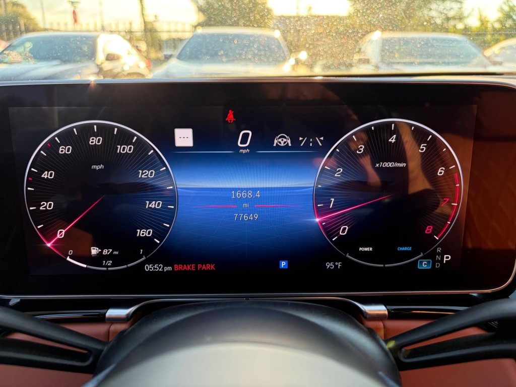 Mercedes-Benz S-Class Vehicle Full-screen Gallery Image 21