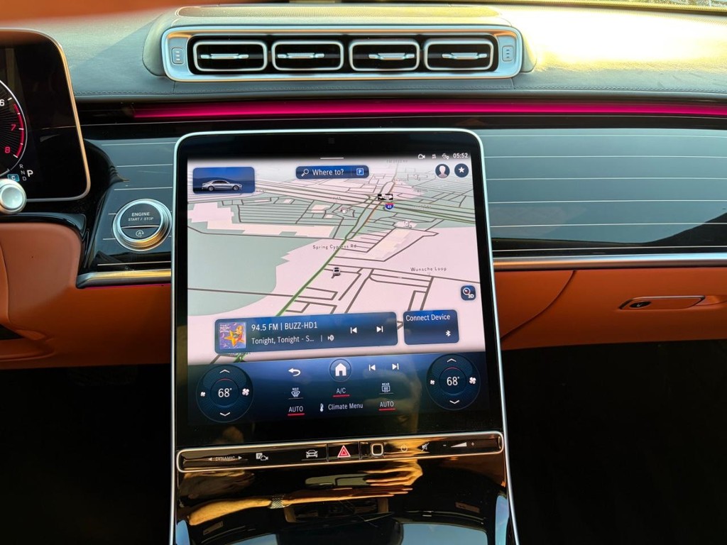 Mercedes-Benz S-Class Vehicle Full-screen Gallery Image 22