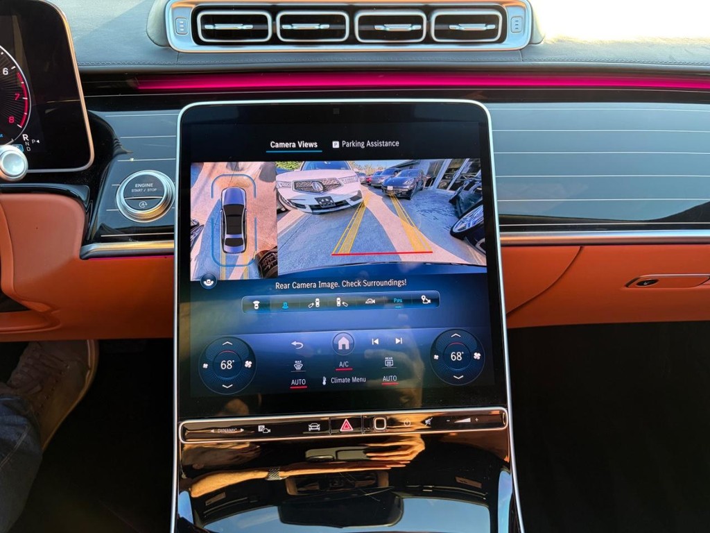 Mercedes-Benz S-Class Vehicle Full-screen Gallery Image 23