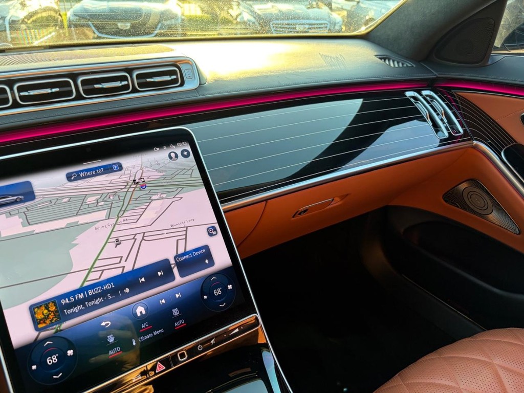 Mercedes-Benz S-Class Vehicle Full-screen Gallery Image 24