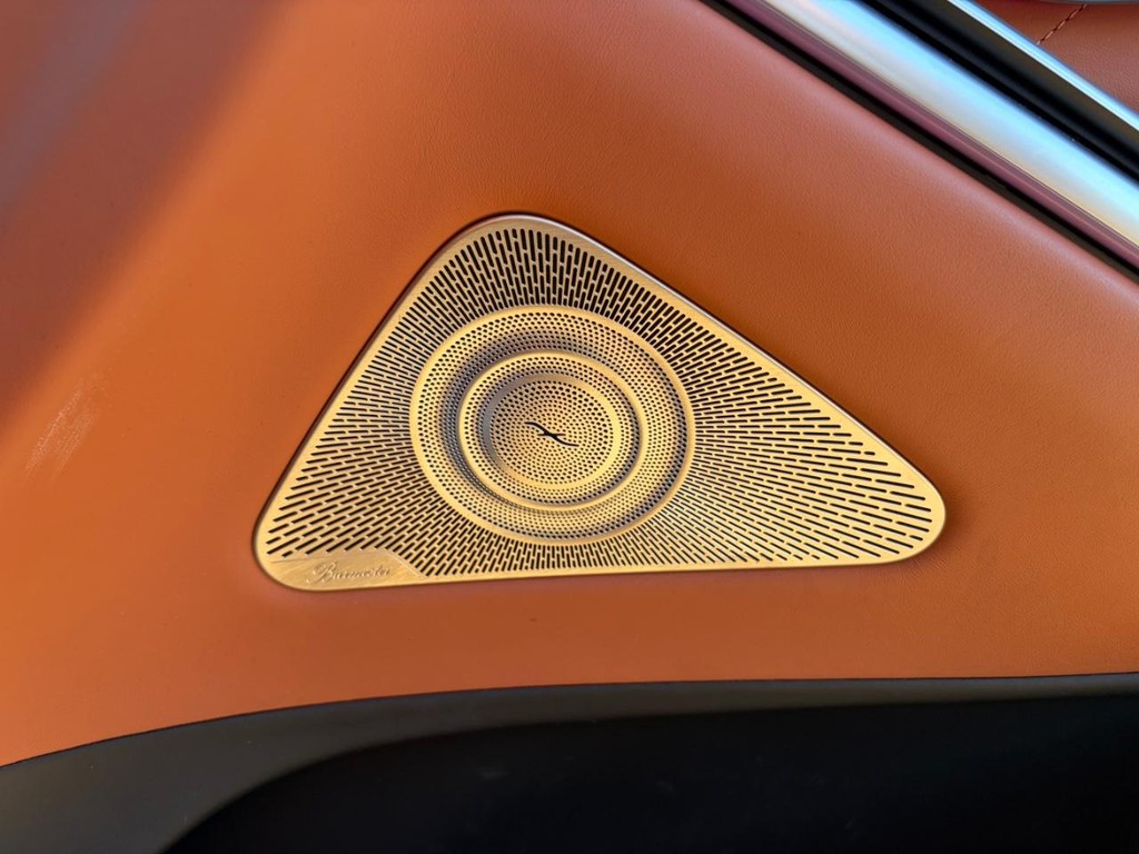 Mercedes-Benz S-Class Vehicle Full-screen Gallery Image 25