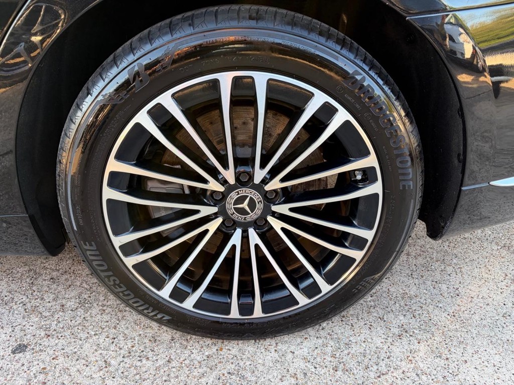 Mercedes-Benz S-Class Vehicle Full-screen Gallery Image 27