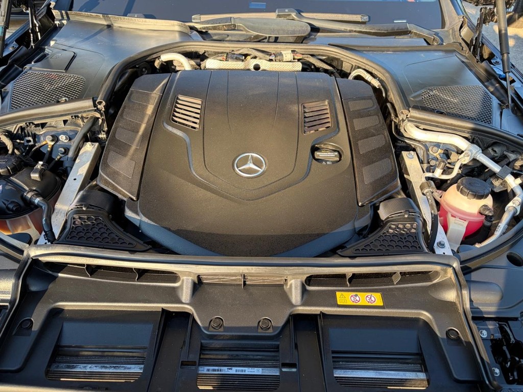 Mercedes-Benz S-Class Vehicle Full-screen Gallery Image 28