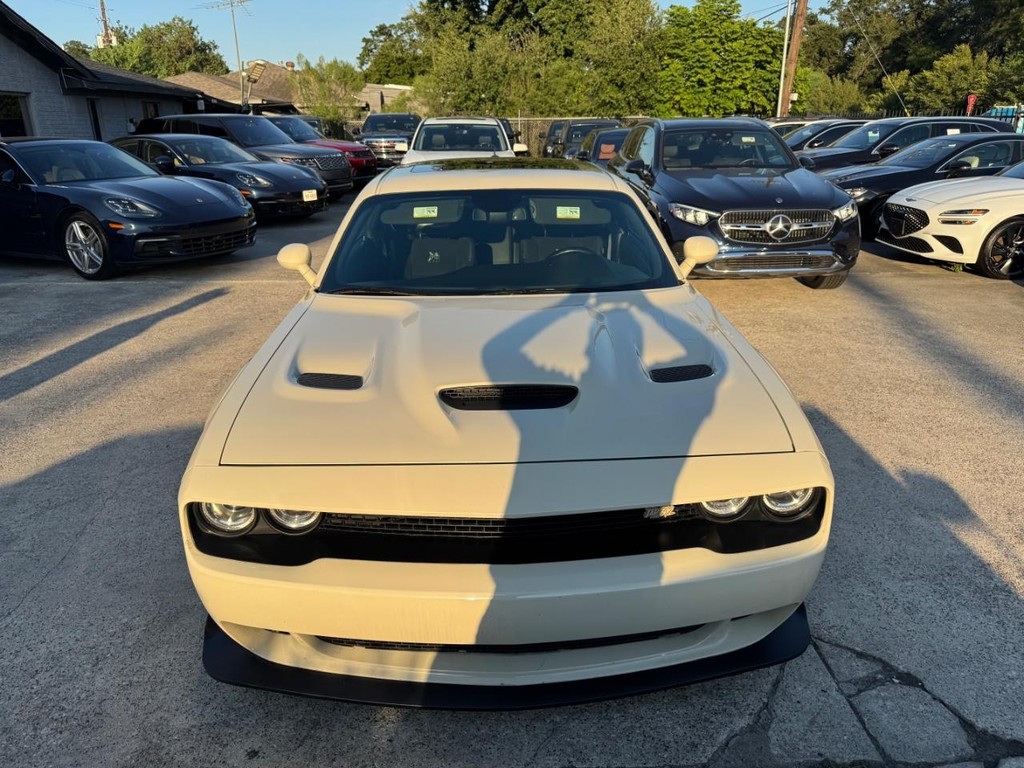 Dodge Challenger Vehicle Full-screen Gallery Image 02
