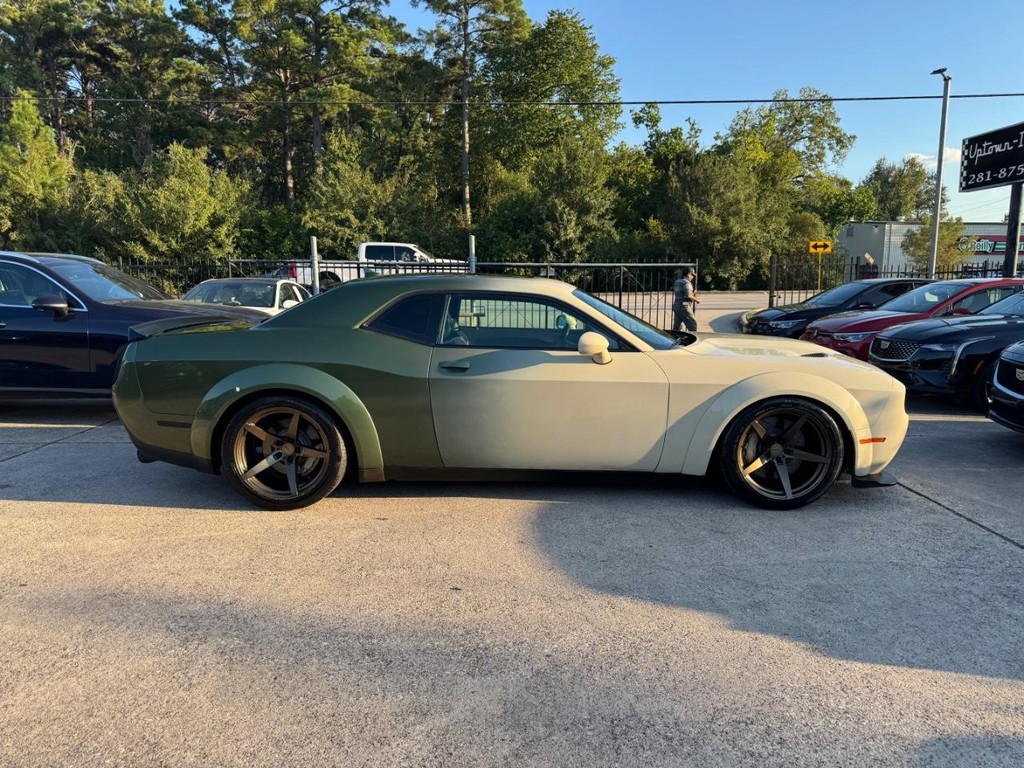 Dodge Challenger Vehicle Full-screen Gallery Image 04