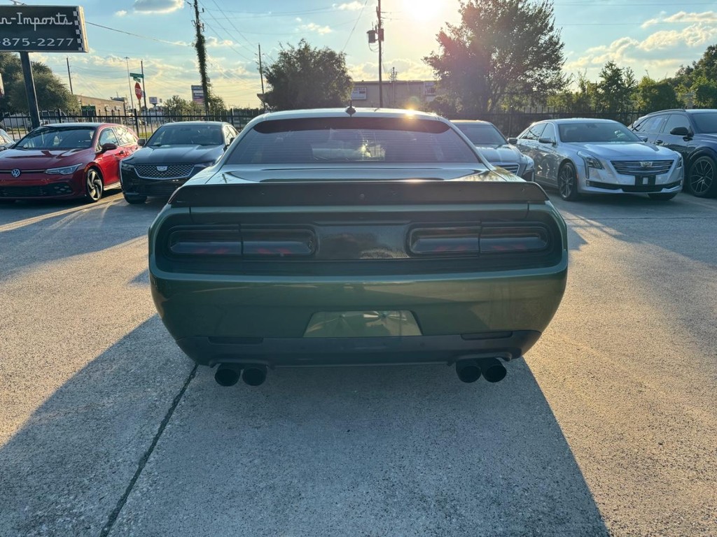 Dodge Challenger Vehicle Full-screen Gallery Image 06