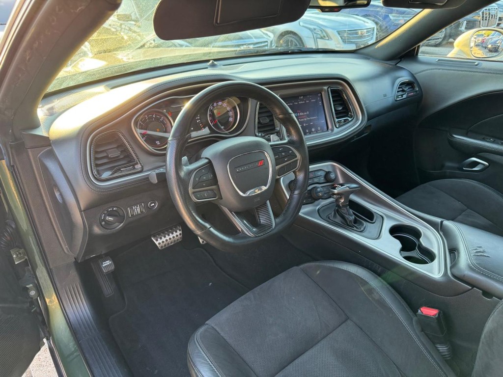 Dodge Challenger Vehicle Full-screen Gallery Image 09