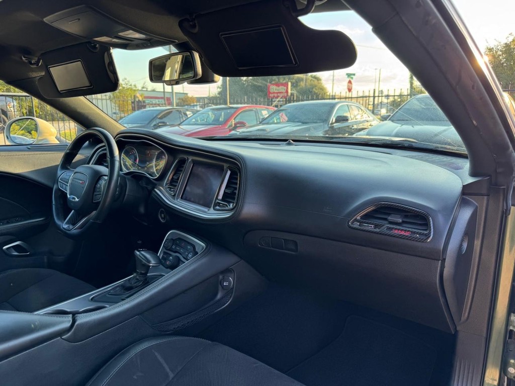 Dodge Challenger Vehicle Full-screen Gallery Image 12