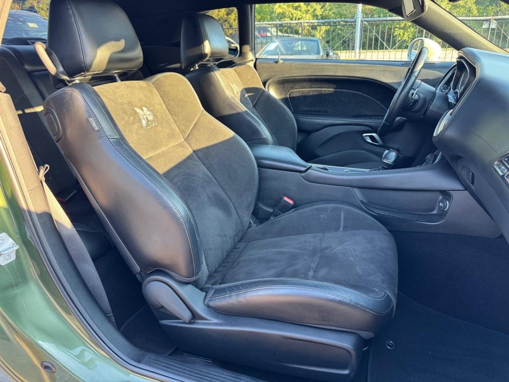 Dodge Challenger Vehicle Full-screen Gallery Image 13