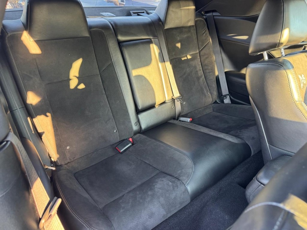 Dodge Challenger Vehicle Full-screen Gallery Image 16