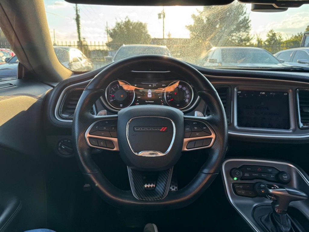 Dodge Challenger Vehicle Full-screen Gallery Image 17