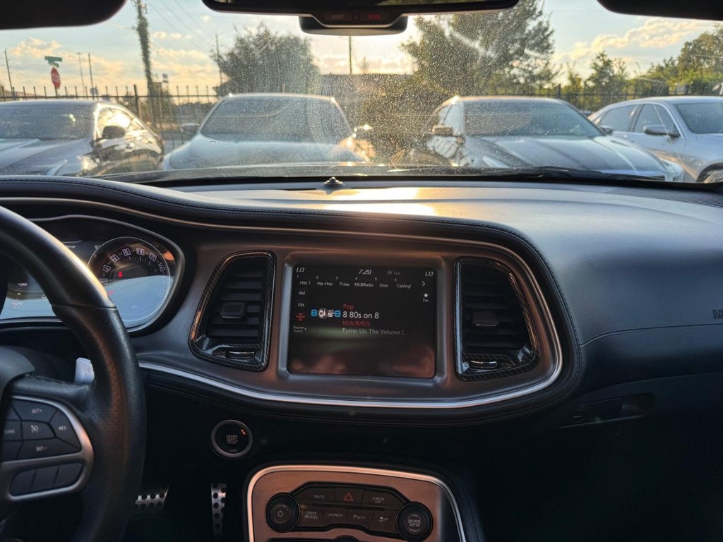 Dodge Challenger Vehicle Full-screen Gallery Image 19