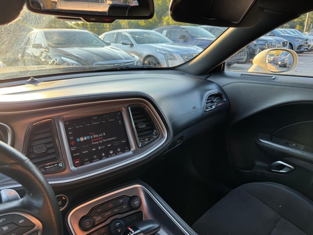 Dodge Challenger Vehicle Full-screen Gallery Image 20