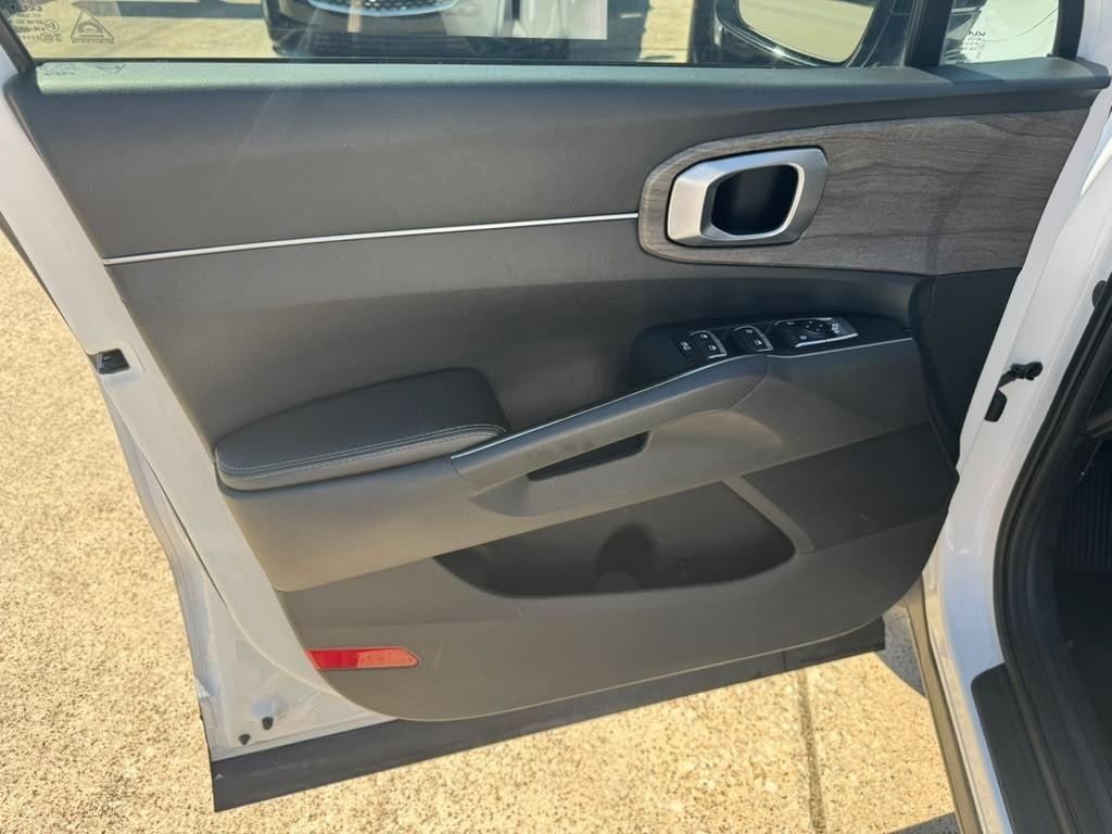 Kia Sorento Vehicle Full-screen Gallery Image 12