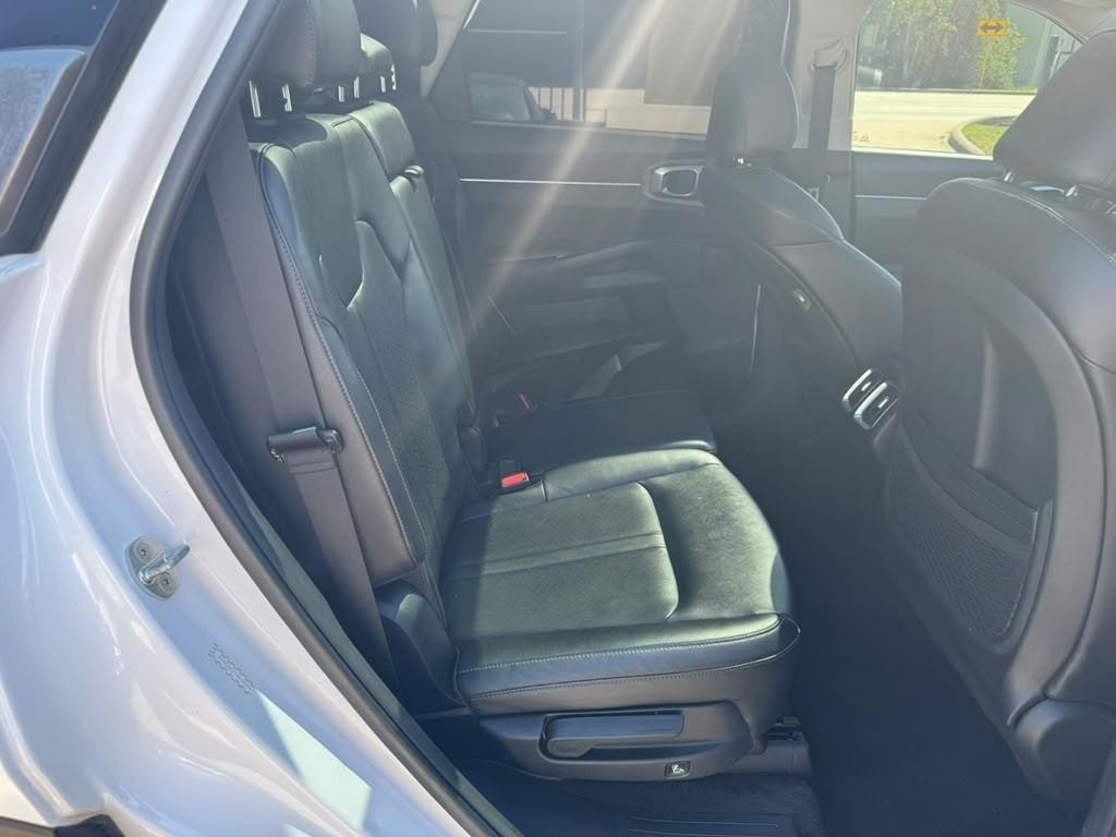 Kia Sorento Vehicle Full-screen Gallery Image 16