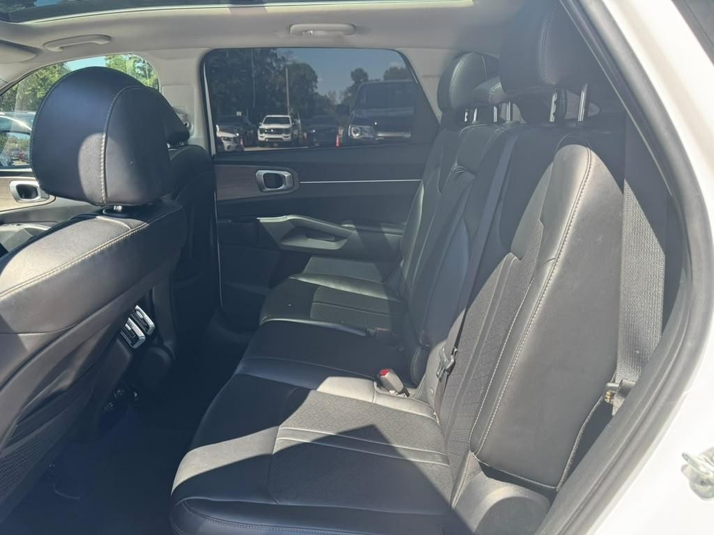 Kia Sorento Vehicle Full-screen Gallery Image 19