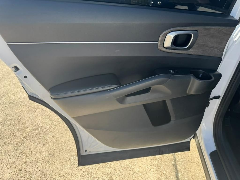 Kia Sorento Vehicle Full-screen Gallery Image 21