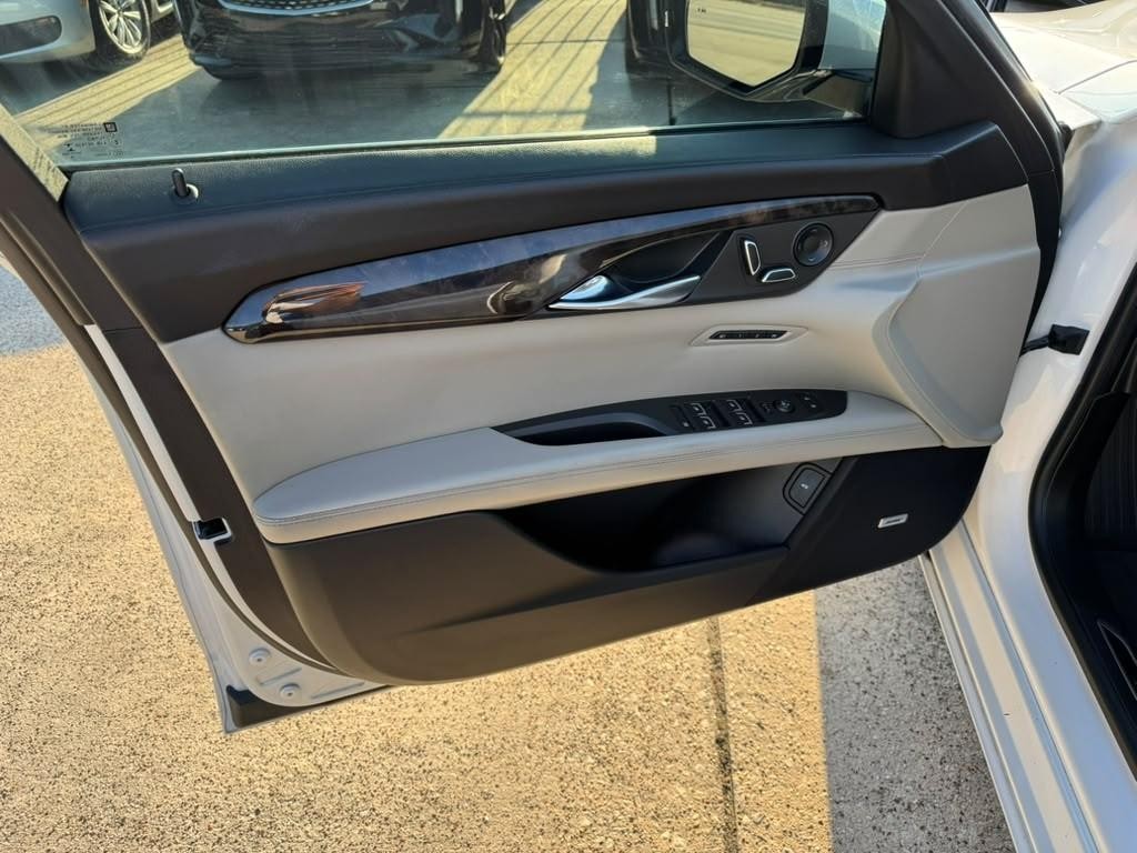 Cadillac CT6 Vehicle Full-screen Gallery Image 12