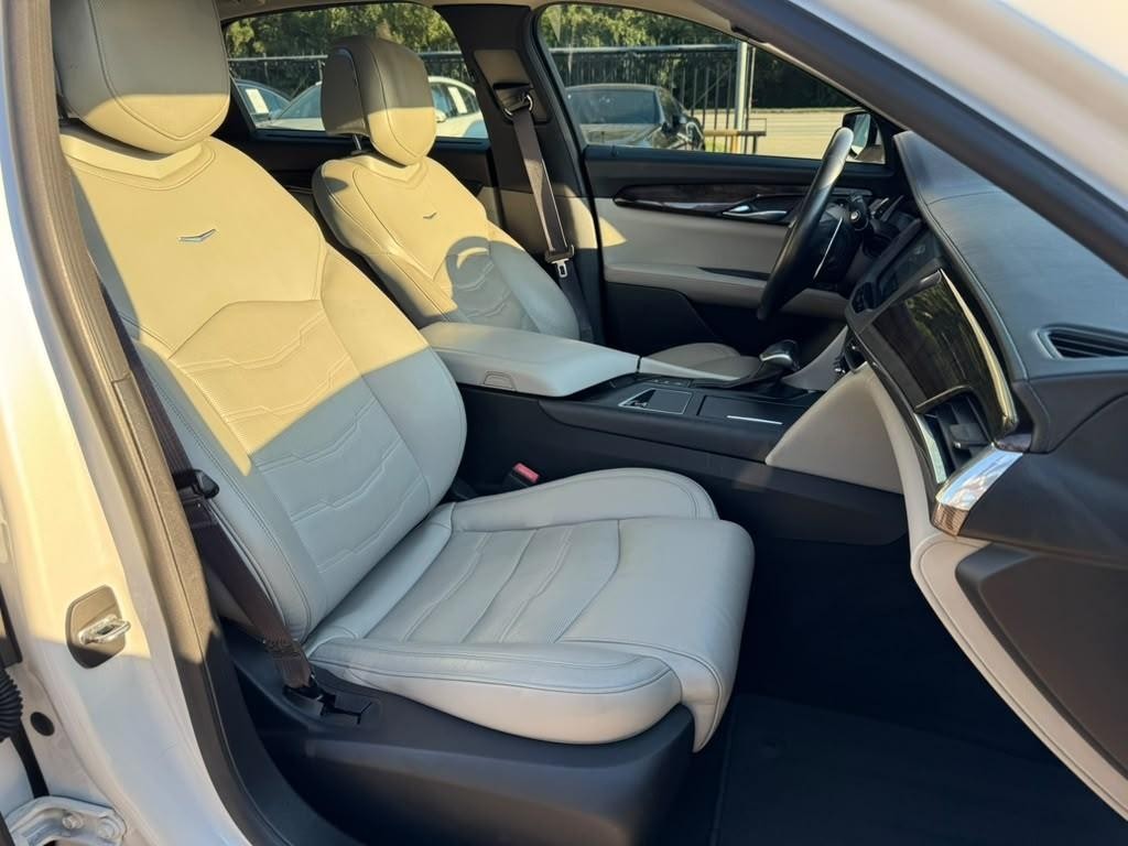 Cadillac CT6 Vehicle Full-screen Gallery Image 14