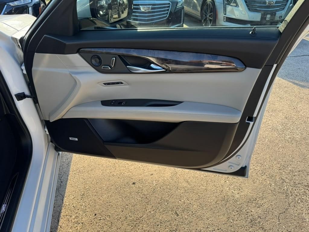 Cadillac CT6 Vehicle Full-screen Gallery Image 15