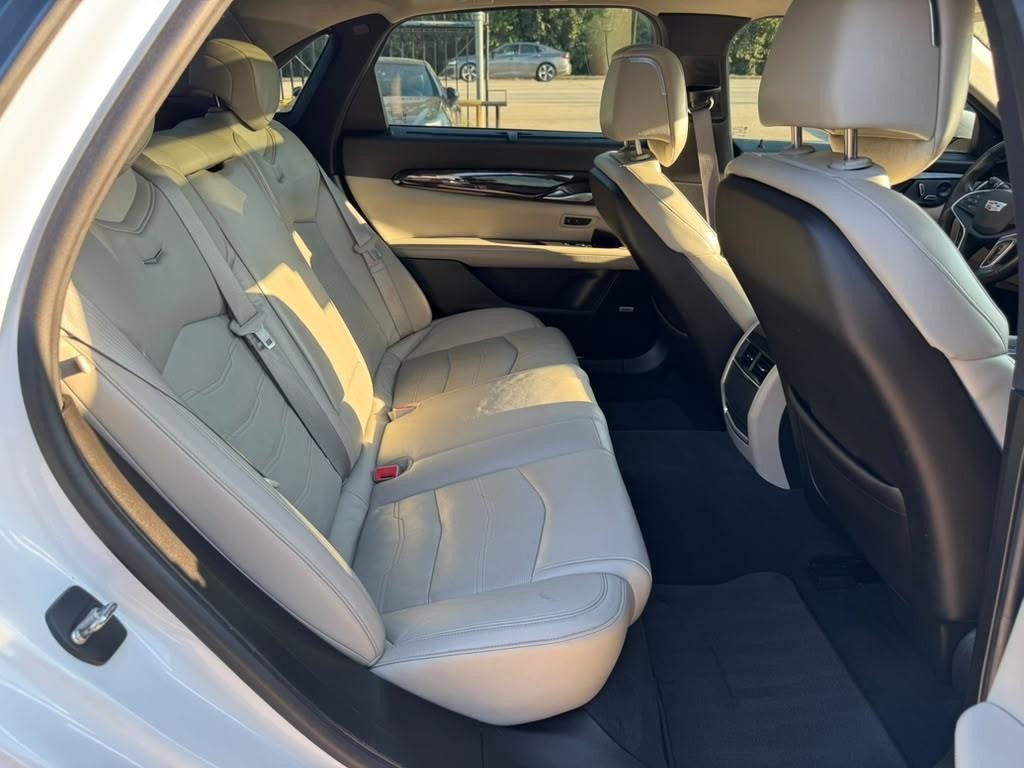 Cadillac CT6 Vehicle Full-screen Gallery Image 16