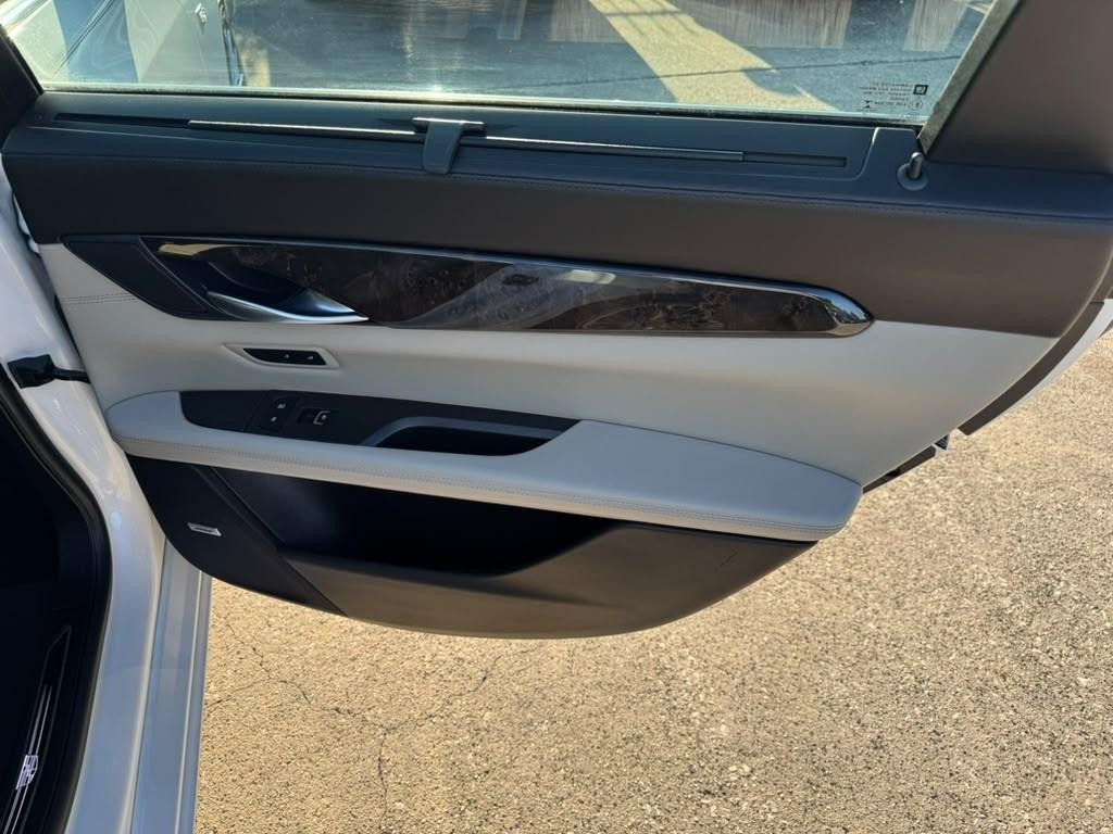 Cadillac CT6 Vehicle Full-screen Gallery Image 17