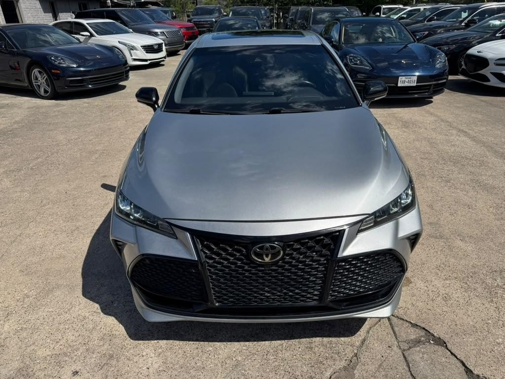 Toyota Avalon Vehicle Full-screen Gallery Image 03
