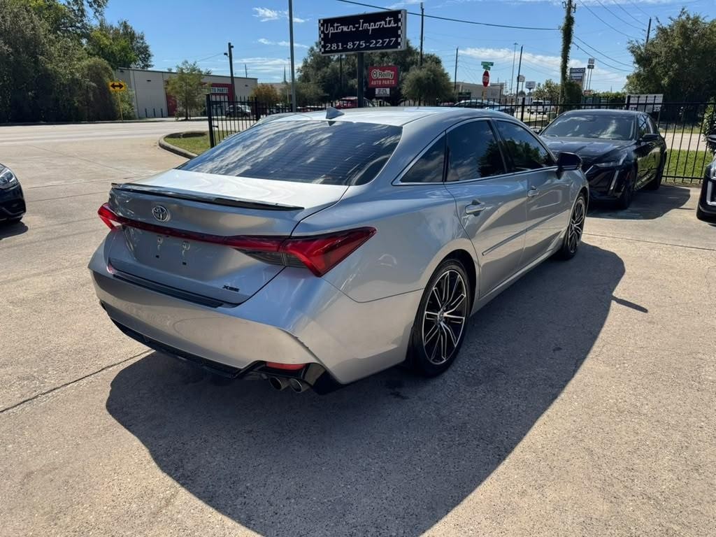Toyota Avalon Vehicle Full-screen Gallery Image 06