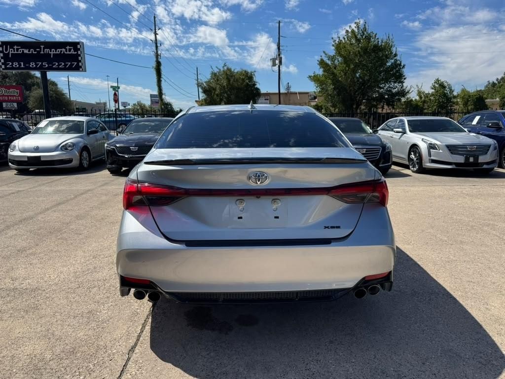 Toyota Avalon Vehicle Full-screen Gallery Image 07