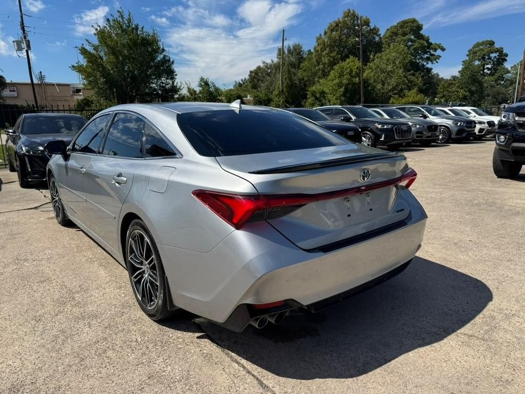 Toyota Avalon Vehicle Full-screen Gallery Image 08