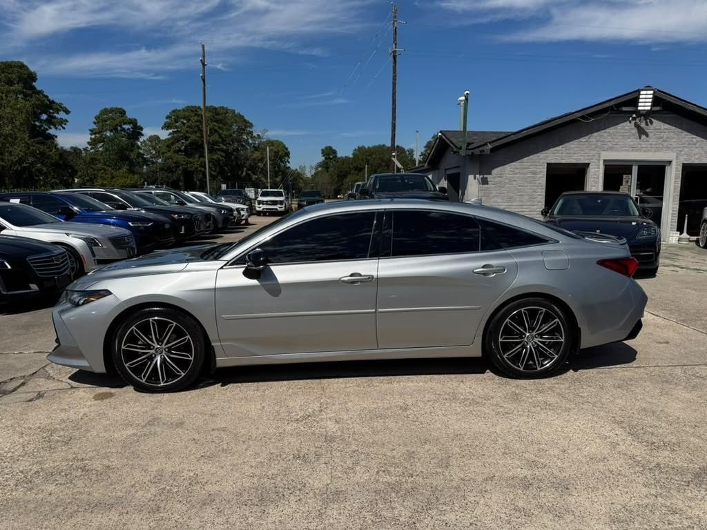 Toyota Avalon Vehicle Full-screen Gallery Image 09