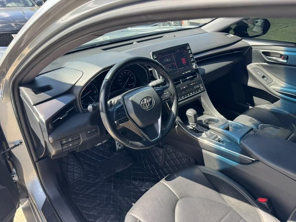 Toyota Avalon Vehicle Full-screen Gallery Image 10