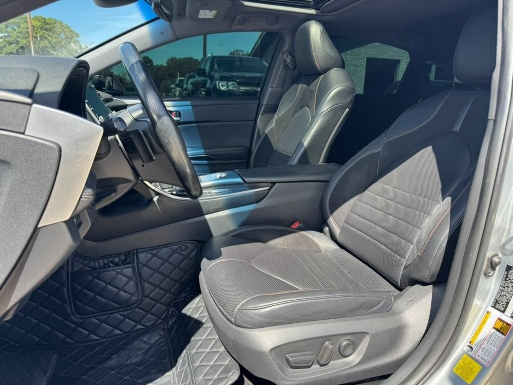 Toyota Avalon Vehicle Full-screen Gallery Image 11