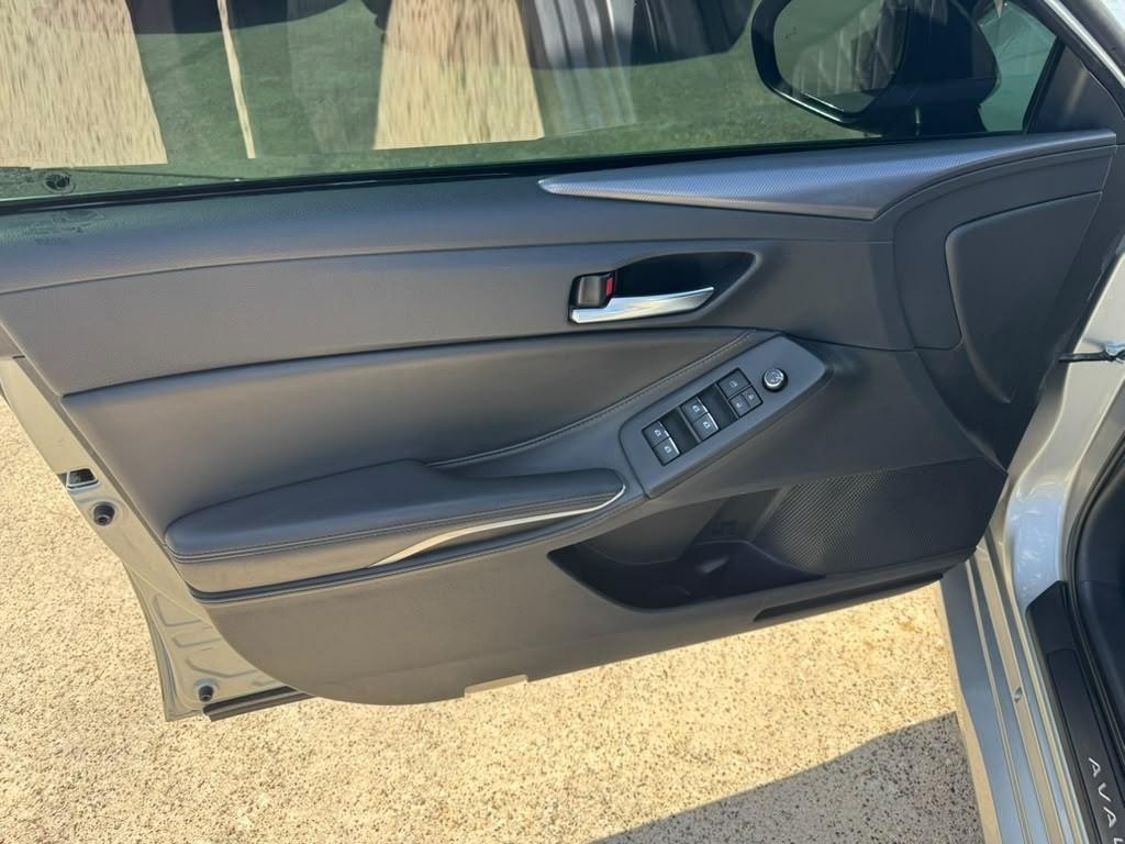 Toyota Avalon Vehicle Full-screen Gallery Image 12