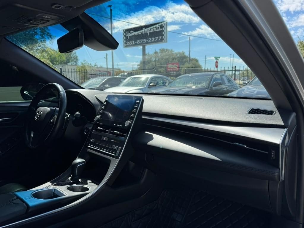Toyota Avalon Vehicle Full-screen Gallery Image 13