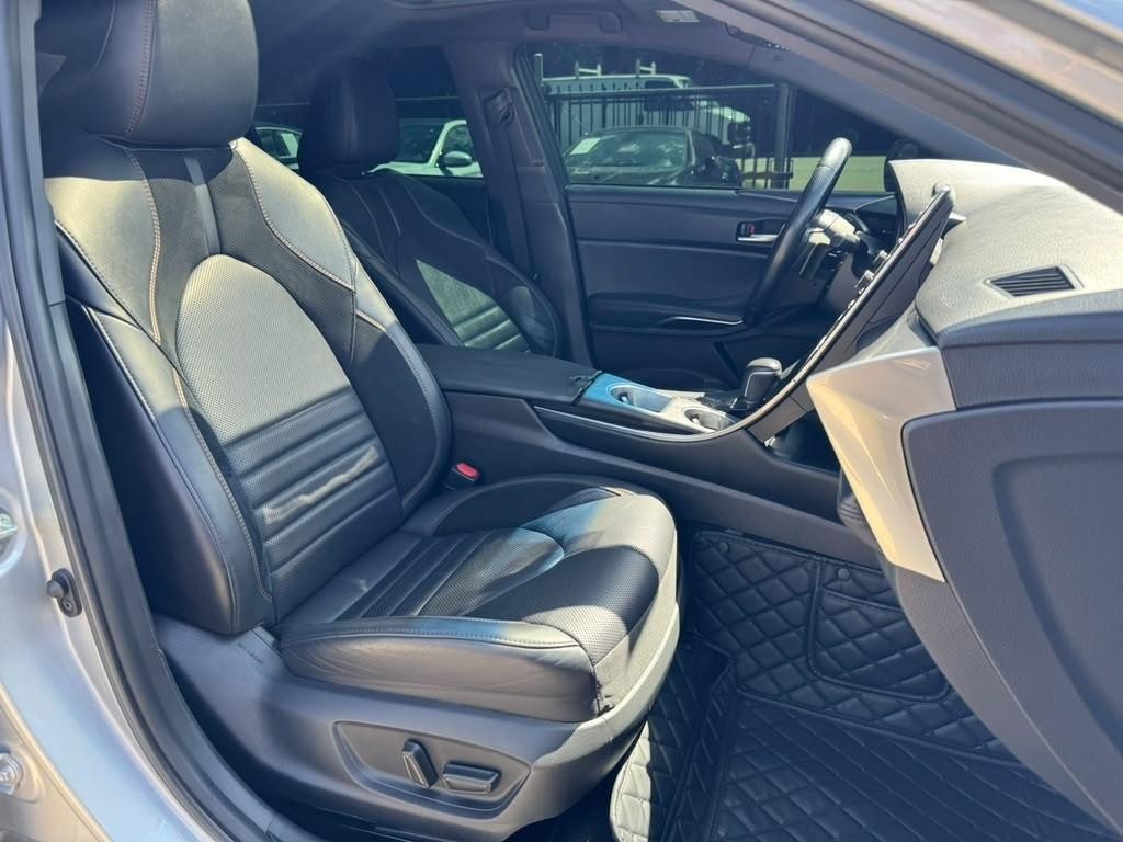 Toyota Avalon Vehicle Full-screen Gallery Image 14