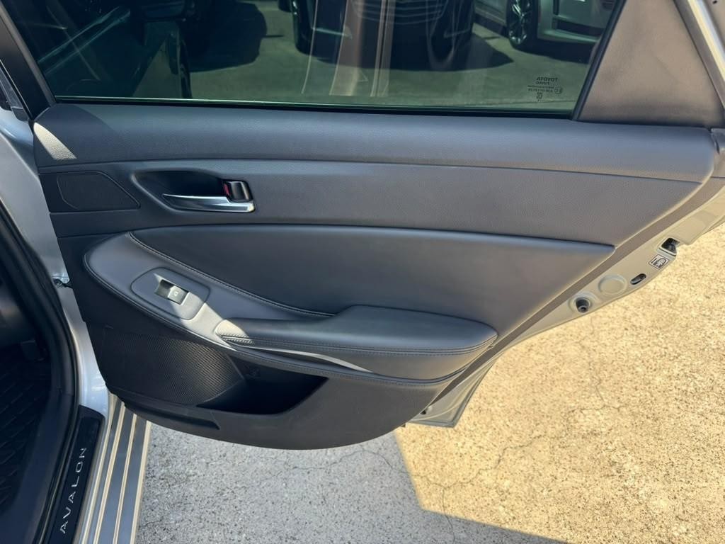 Toyota Avalon Vehicle Full-screen Gallery Image 17