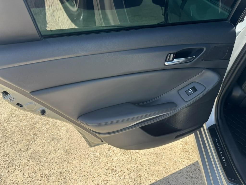 Toyota Avalon Vehicle Full-screen Gallery Image 19