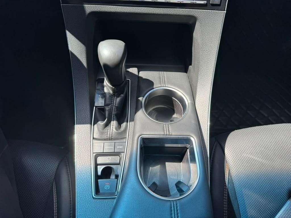 Toyota Avalon Vehicle Full-screen Gallery Image 24